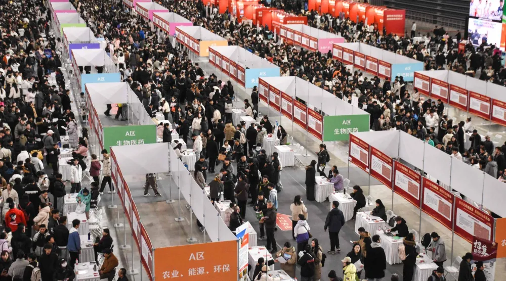 معرض للتوظيف في مدينة هاربين شمال شرقي الصين (أ.ف.ب)