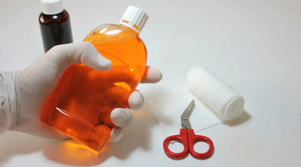 غسولات الفم التي تحتوي على بيروكسيد الهيدروجين تُخفف الألم وتساعد في شفاء القرح المستديرة (بيكسلز)