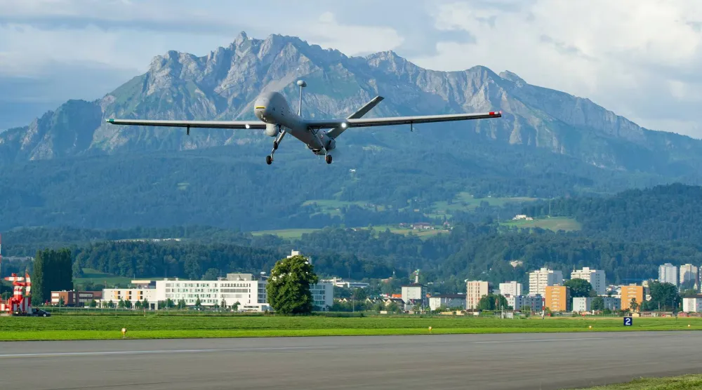 طائرة مسيّرة تابعة للقوات المسلحة السويسرية تقلع من قاعدة جوية في إيمين بوسط البلاد يوم 15 يونيو 2022 (رويترز)