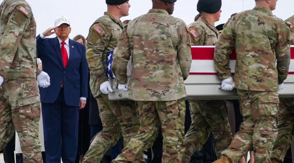 ترمب لدى استقبال رفات عناصر القوات الأميركية الذين قضوا في حرب إيران يوم 7 مارس 2026 (رويترز)