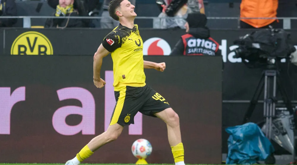 لوكا ريجياني لاعب بوروسيا دورتموند يحتفل بأول أهدافه في «البوندسليغا» (د.ب.أ)