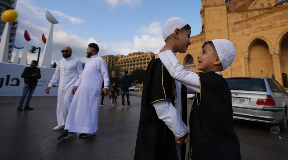 أطفال ومصلون يخرجون من مسجد محمد الأمين في وسط بيروت صبيحة عيد الفطر (أ.ب)
