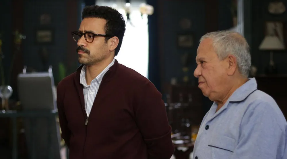 داود مع الفنان محمد محمود في كواليس التصوير (الشرق الأوسط)