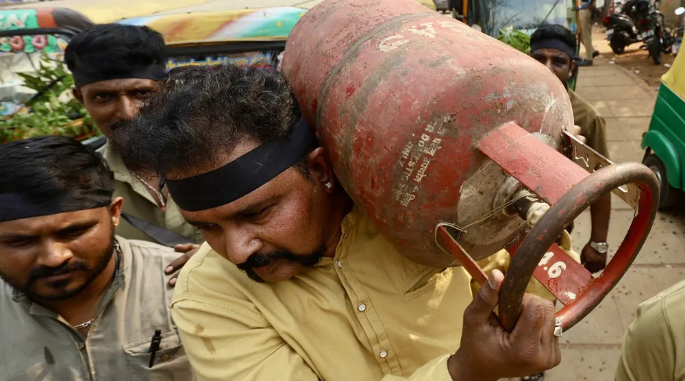 سائقون رفعوا لافتات وهتفوا بشعارات خلال احتجاج على نقص أسطوانات غاز البترول المسال وغاز السيارات الطبيعي المضغوط في بنغالور (إ.ب.أ)