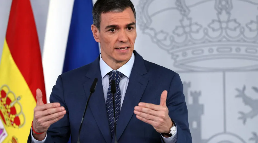 رئيس الوزراء الإسباني بيدرو سانشيز في مؤتمر صحافي بالعاصمة مدريد يوم الجمعة للإعلان عن حزمة الطوارئ الاقتصادية (أ.ف.ب)