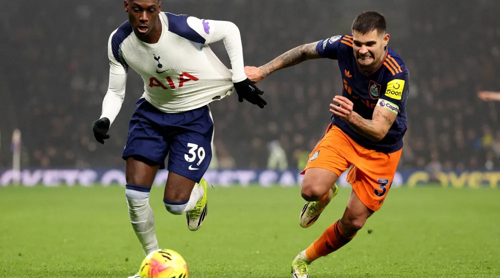 قائد نيوكاسل يونايتد برونو غيمارايش (يمين) (رويترز)