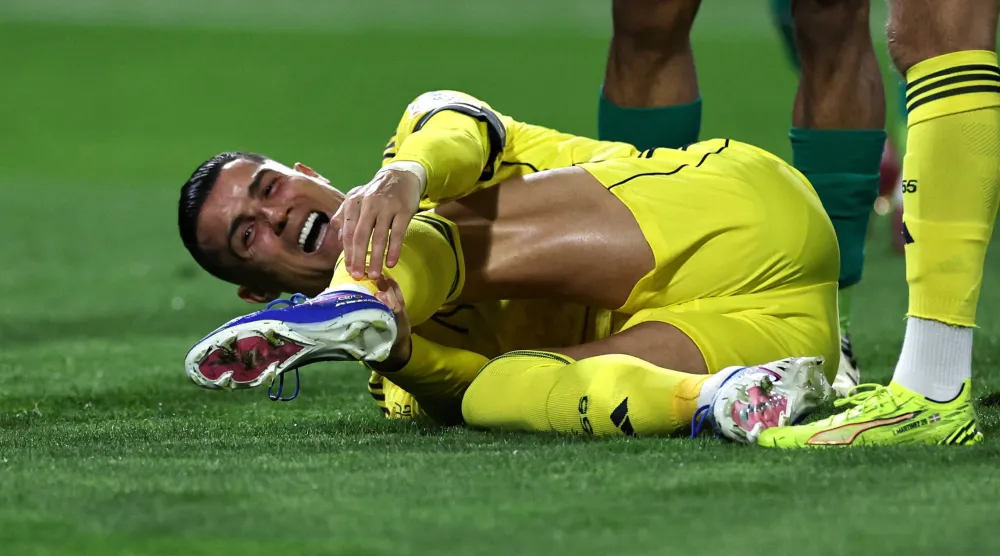 كريستيانو تعرض لإصابة في أوتار الركبة الخلفية خلال المباراة أمام الفيحاء بالدوري السعودي (رويترز)
