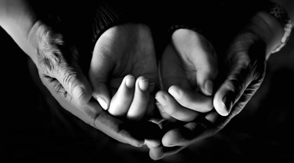 من سلسلة «رب ارحمهما» للمصورة نجلاء الخليفة (المصورة)