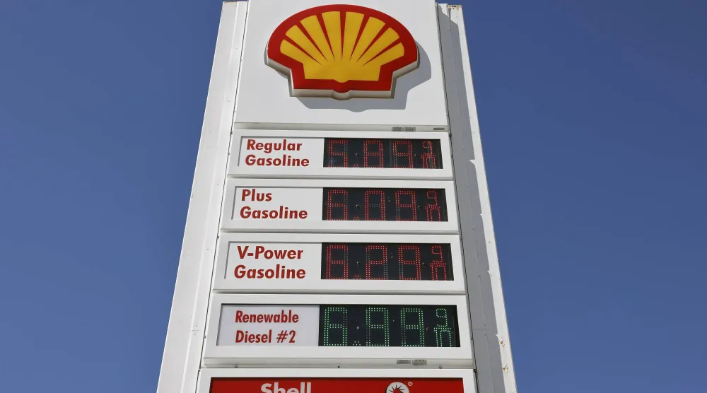 لوحة أسعار رقمية في محطة وقود تابعة لشركة «شل» في سان فرانسيسكو (إ.ب.أ)