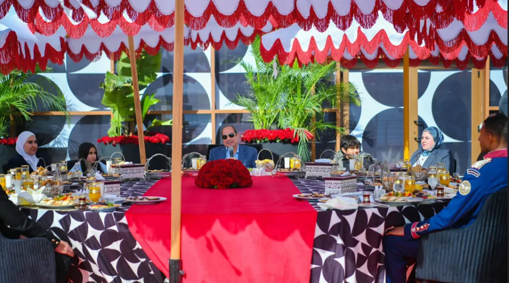 الرئيس المصري عقب صلاة عيد الفطر الجمعة بمسجد الفتاح العليم بالعاصمة الجديدة (الرئاسة المصرية)