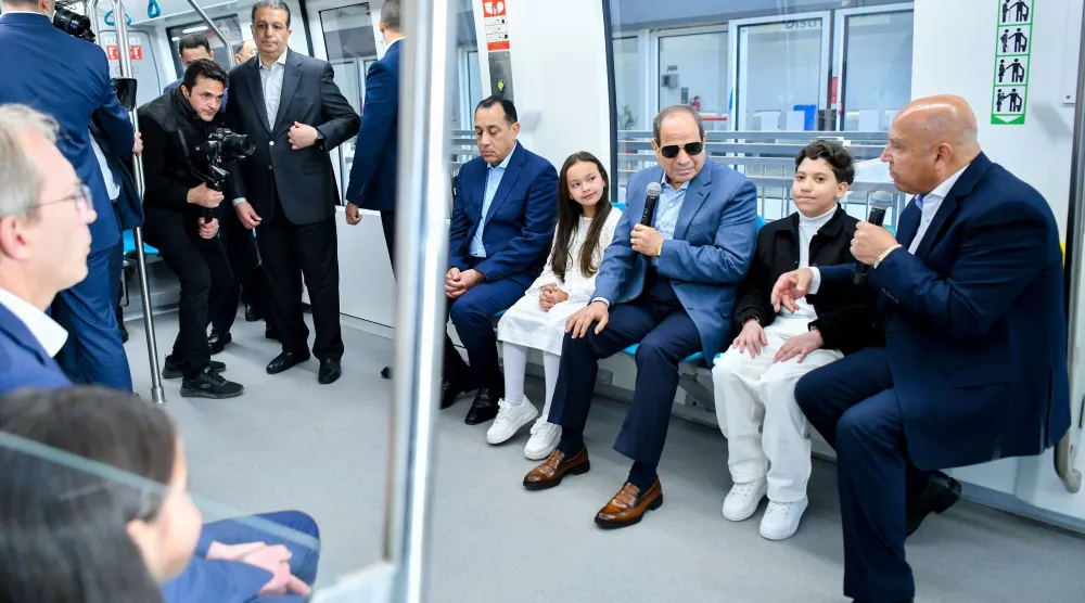 الرئيس عبد الفتاح السيسي داخل «مونوريل شرق النيل» الجمعة (الرئاسة المصرية)