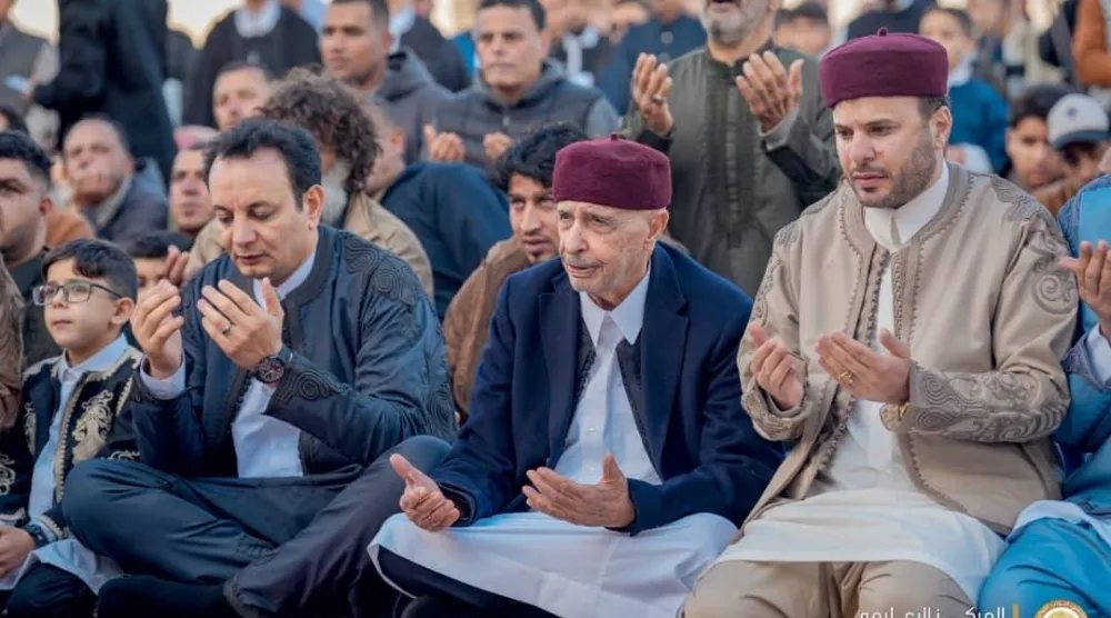 صالح وبلقاسم حفتر يؤديان صلاة العيد وسط المواطنين في درنة (مكتب صالح)