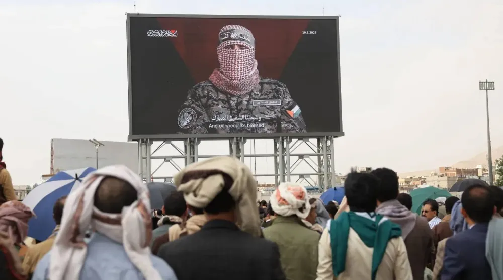 يمنيون يتابعون كلمة لـ«أبو عبيدة» المتحدث باسم «كتائب القسام» الذي أعلنت إسرائيل اغتياله في أغسطس 2024 (أرشيفية - إ.ب.أ)