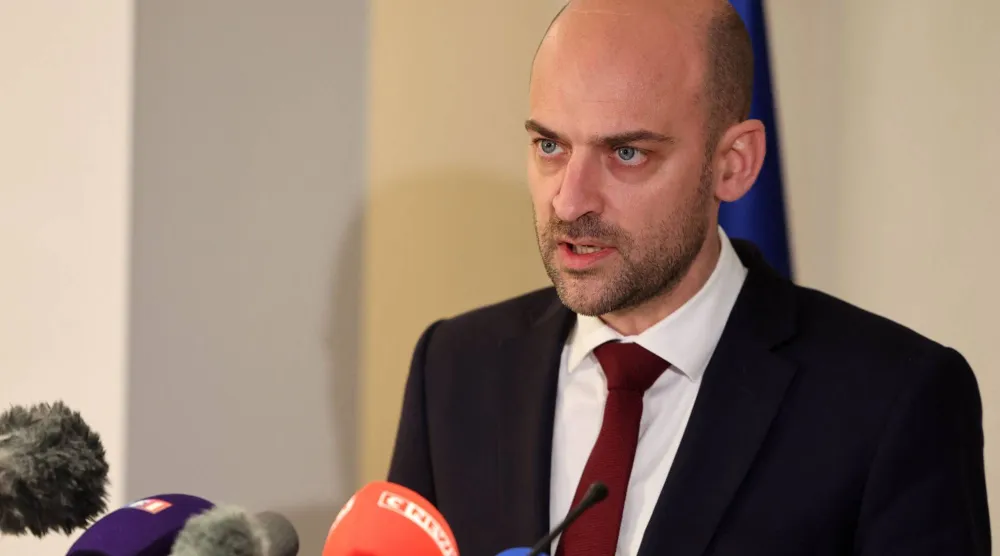 وزير الخارجية الفرنسي جان-نويل بارو خلال المؤتمر الصحافي في مطار بن غوريون (أ.ف.ب)