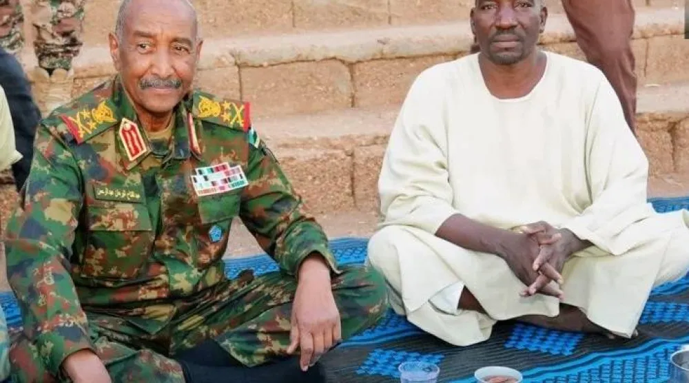 قائد الجيش السوداني عبد الفتاح البرهان في إفطار جماعي مع منتسبي الشرطة المجتمعية أواخر رمضان (القوات المسلحة السودانية - فيسبوك)