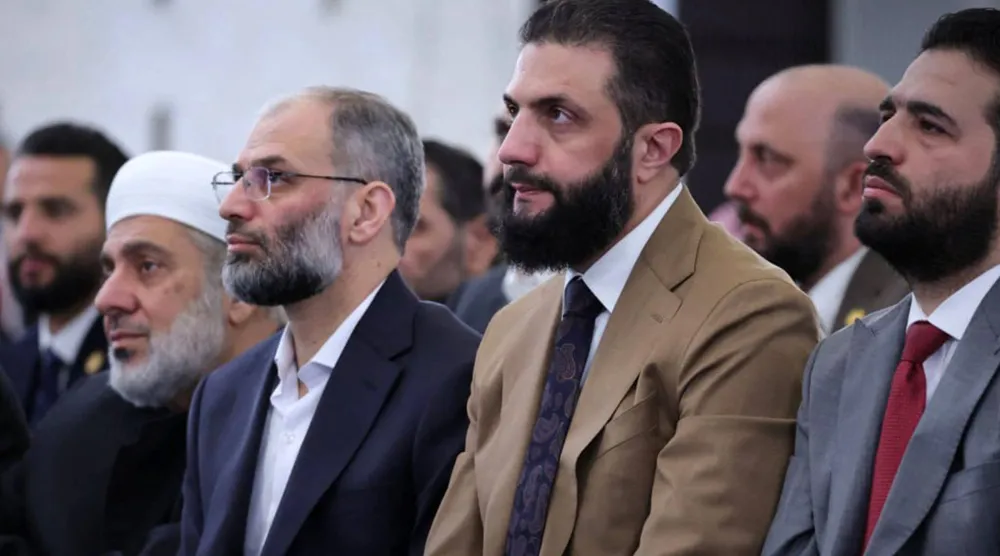 الرئيس السوري أحمد الشرع خلال صلاة العيد في قصر الشعب بدمشق الجمعة (أ.ف.ب)