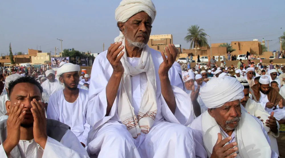 سودانيون يؤدون صلاة عيد الفطر في ضواحي الخرطوم الجمعة (أ.ف.ب)