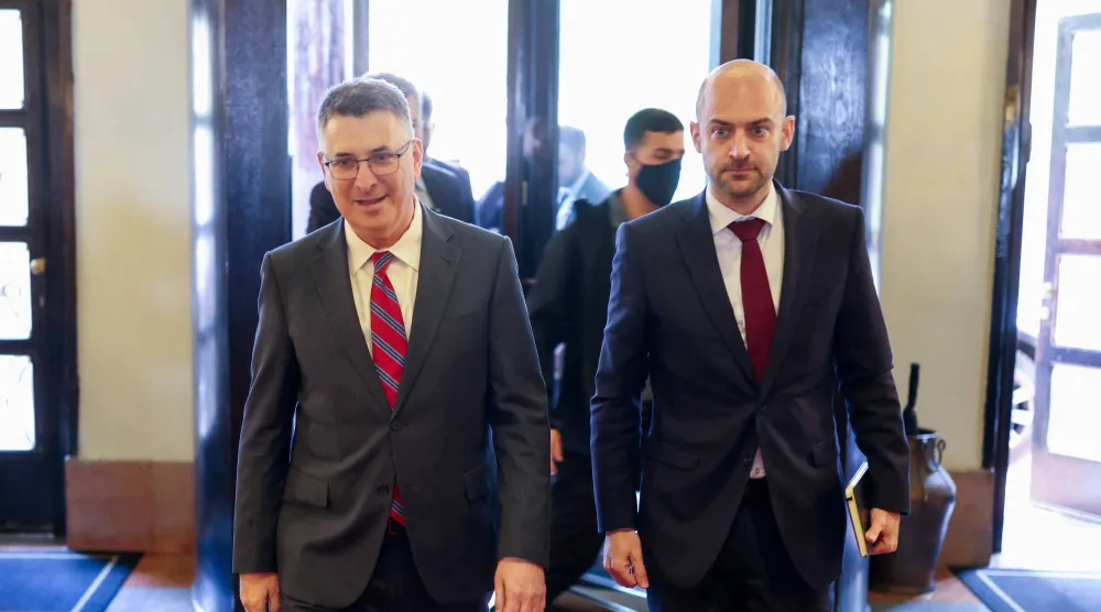 وزير الخارجية الفرنسي جان نويل بارو خلال زيارته السريعة إلى إسرائيل الجمعة وإلى جانبه نظيره الإسرائيلي جدعون ساعر (رويترز)