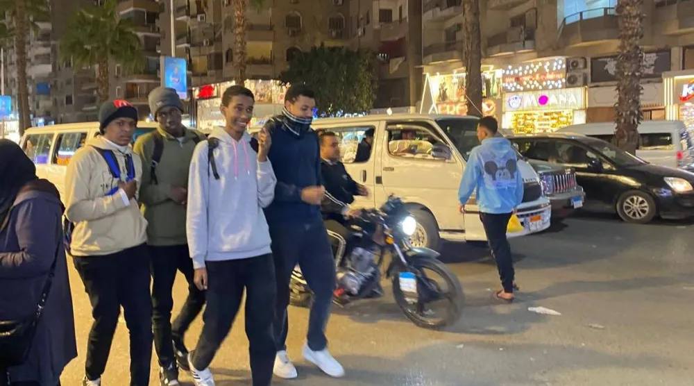 مصريون وسودانيون يتجولون في شارع بمنطقة فيصل بالهرم (الشرق الأوسط) 