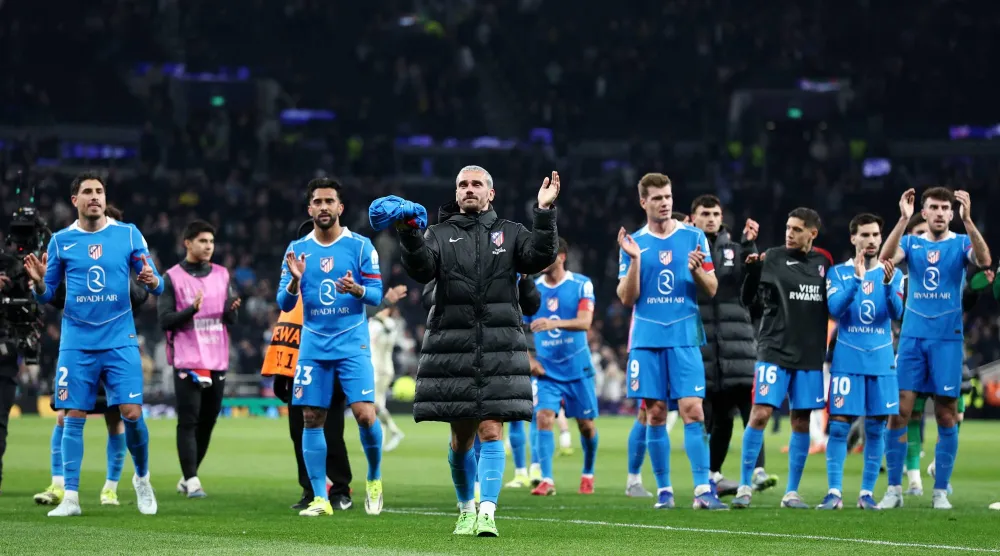 لاعبو أتلتيكو مدريد ومشاعر البههجة بعد الوصول لدور الثمانية بدوري الأبطال على حساب توتنهام (رويترز)