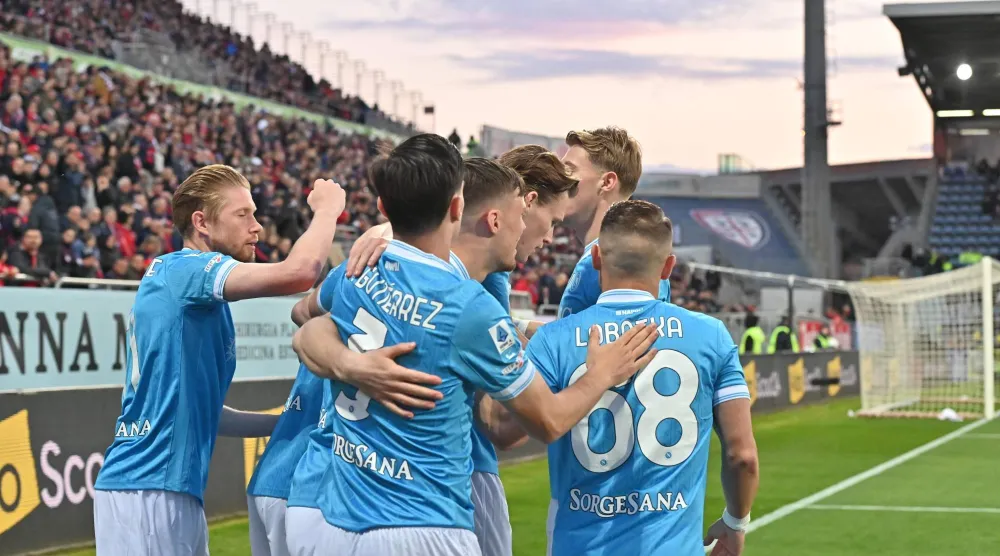 فرحة لاعبي نابولي بهدف الفوز (إ.ب.أ)