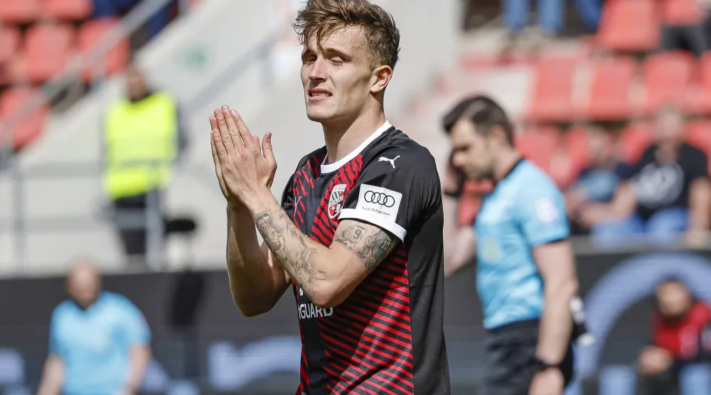 المهاجم الألماني دينيس إيكيرت أيينسا (د.ب.أ)