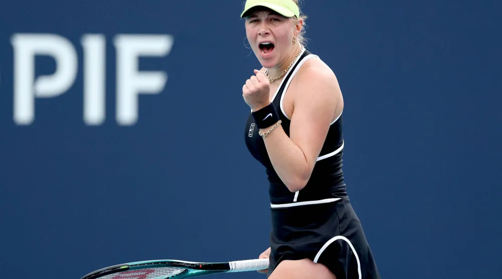 الأميركية أماندا أنيسيموفا تحتفل خلال مواجهتها الأسترالية أيلا تومليانوفيتش في بطولة ميامي (أ.ف.ب)