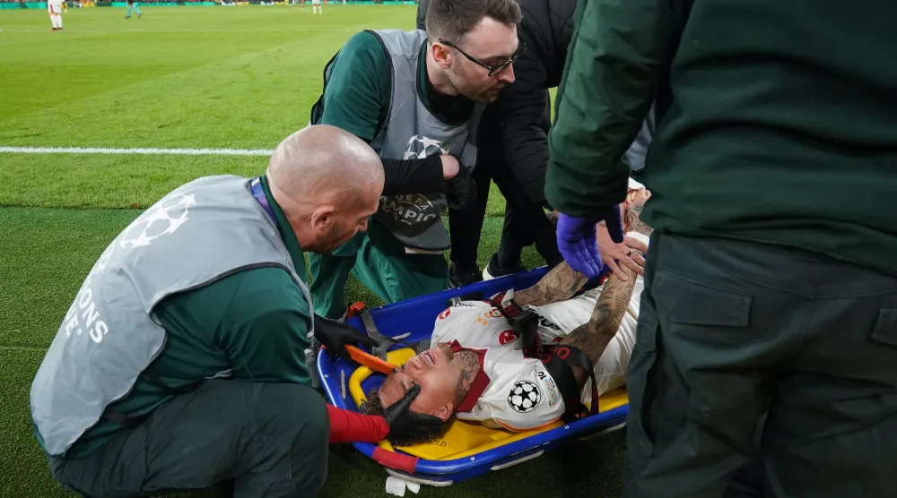 إصابة خطيرة للاعب غلاطة سراي نوا لانغ خلال مواجهة ليفربول في دوري أبطال أوروبا على ملعب أنفيلد (د.ب.أ)