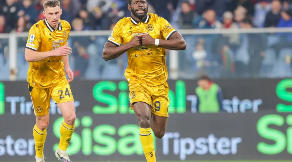 كينان ديفيس لاعب أودينيزي يحتفل بعد تسجيله هدفاً في مرمى جنوة (أ.ب)