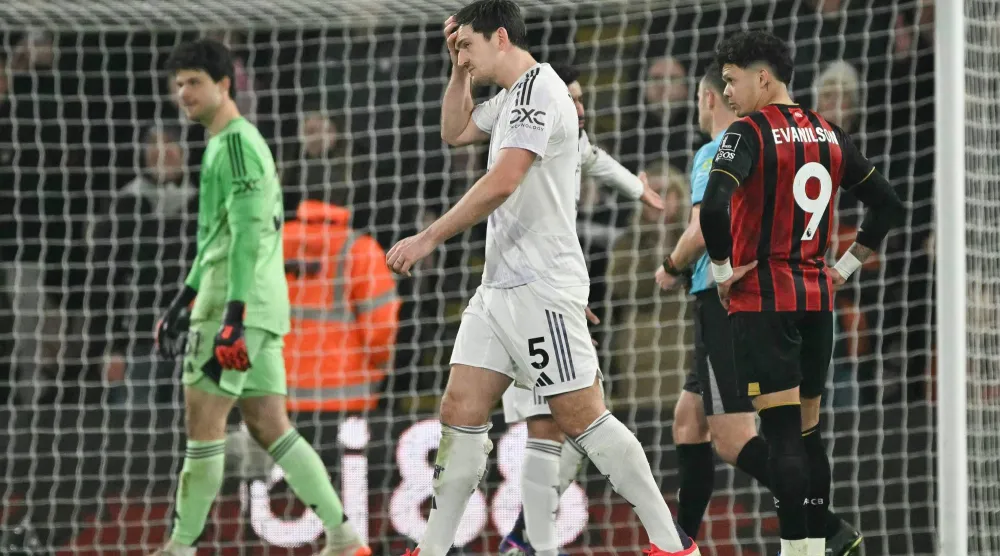 مدافع مانشستر يونايتد هاري ماغواير يغادر الملعب بعد طرده بالبطاقة الحمراء خلال مواجهة بورنموث (أ.ف.ب)