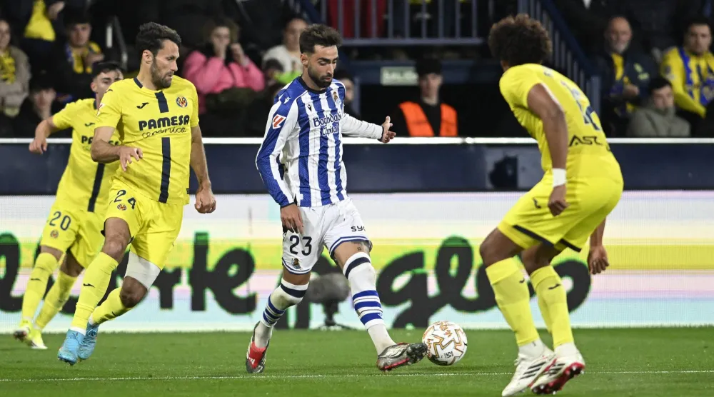 رايس مينديز لاعب ريال سوسييداد خلال مباراة فريقه أمام فياريال (إ.ب.أ)