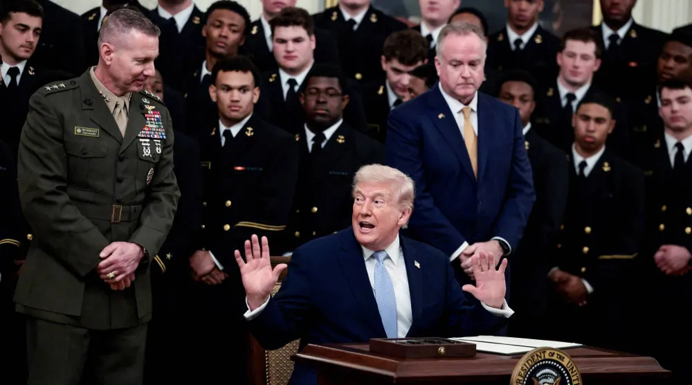 الرئيس ترمب يستقبل مجموعة من تلاميذ الأكاديمية البحرية الأميركية في البيت الأبيض أمس (رويترز)