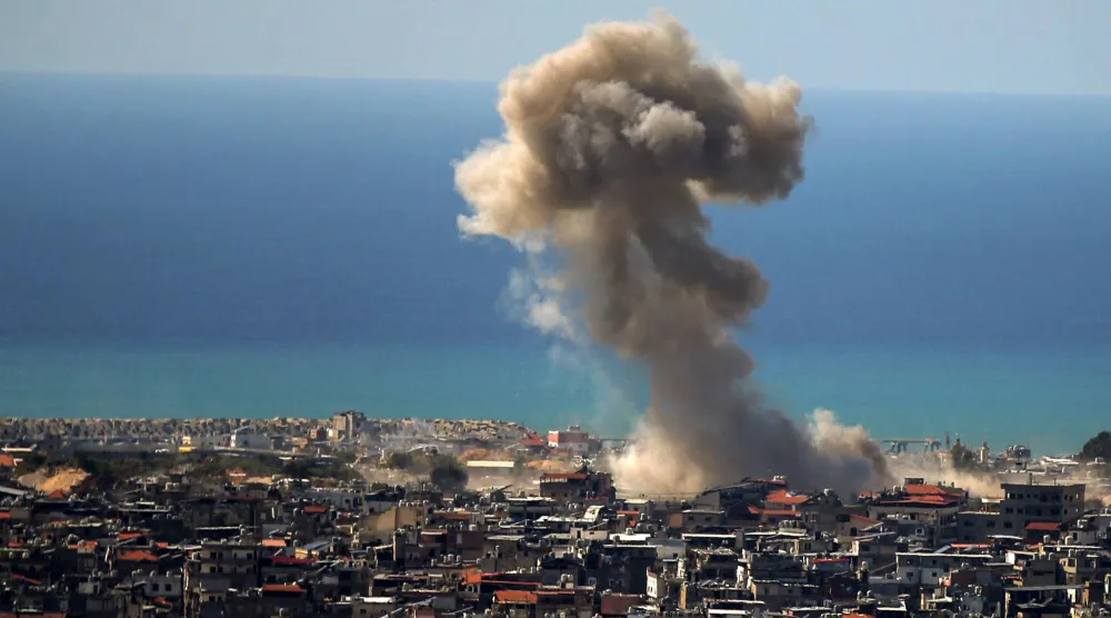 تصاعد دخان عقب غارة إسرائيلية على الضاحية الجنوبية لبيروت (د.ب.أ)
