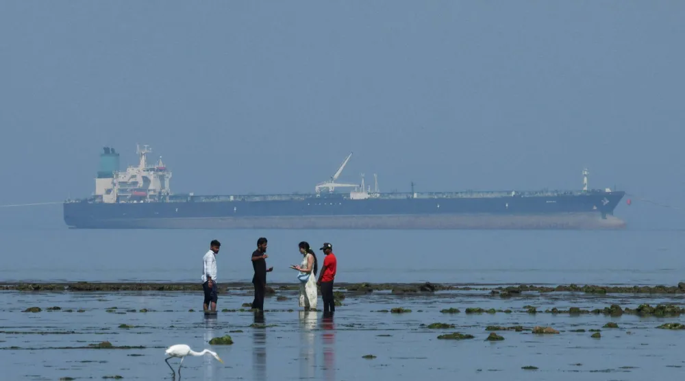 ناقلة نفط محملة بالنفط الروسي في متنزه نارارا البحري الوطني في بحر العرب بولاية غوجارات بالهند (رويترز)