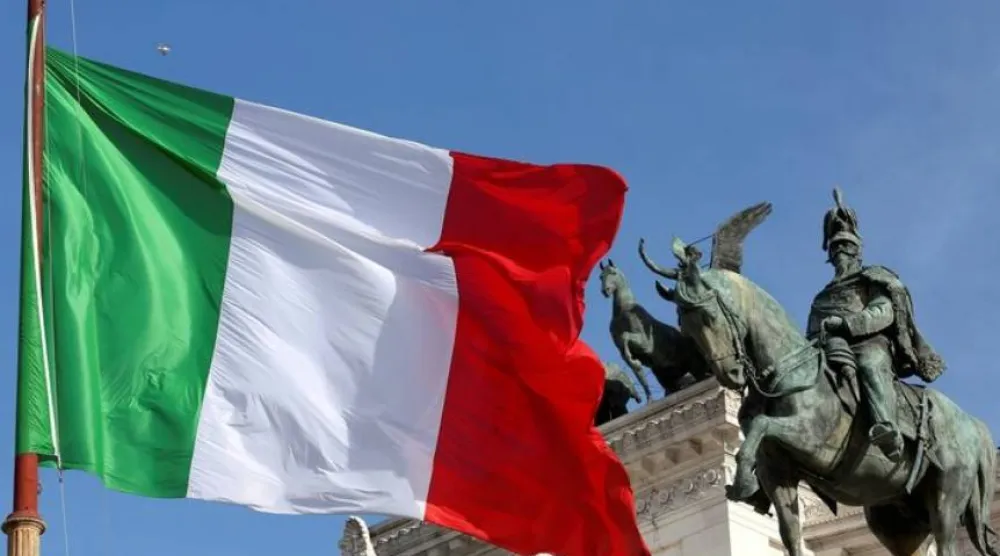 علم إيطاليا مرفرفاً (أرشيفية - رويترز)