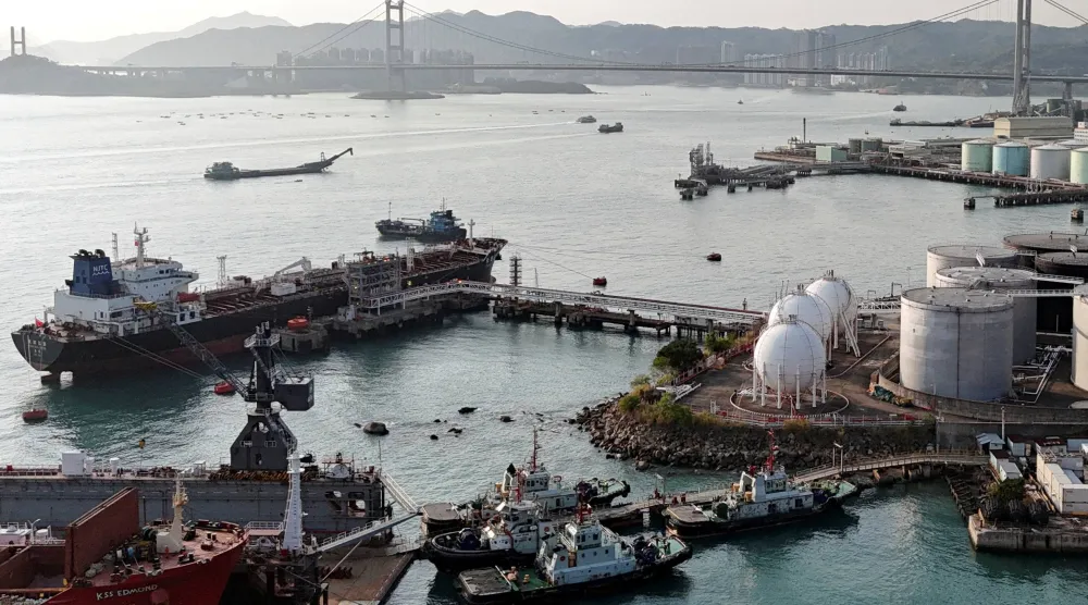 ناقلة نفط ترفع العلم الصيني راسية في محطة نفطية بميناء تسينغ يي في هونغ كونغ الصين (رويترز)