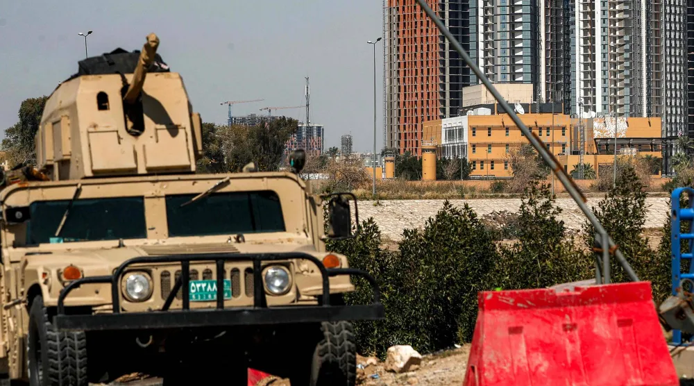 مدرعة عراقية قرب السفارة الأميركية في بغداد (أ.ف.ب)