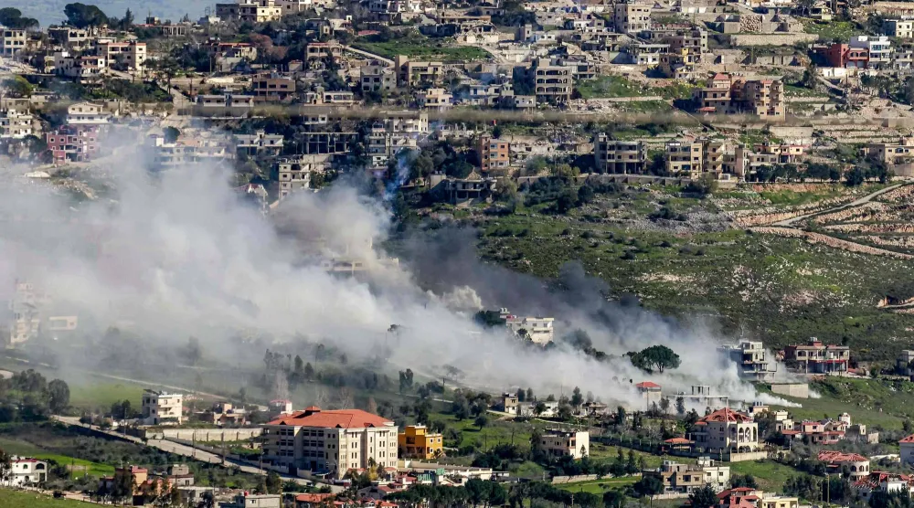 دخان القصف يتصاعد من بلدة الخيام في 17 مارس الحالي (أ.ف.ب)