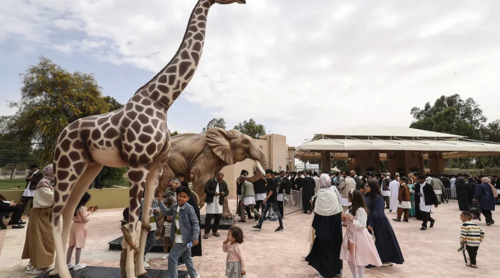 أسر ليبية تصطحب أطفالها لحديقة الحيوانات في طرابلس بمناسبة العيد «أ.ف.ب»