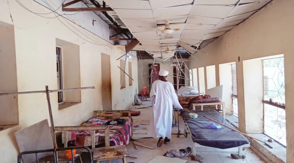 من الأضرار التي أصابت مستشفى الضعين في قصف سابق (الشرق الأوسط)
