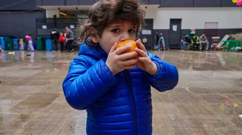 طفلة نازحة من جنوب لبنان بمركز لإيواء النازحين في بيروت (أ.ب)