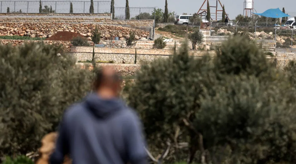 بؤرة استيطانية جديدة للمستوطنين اليهود أُقيمت على مشارف قرية أبو فلاح شمال شرقي رام الله يوم 12 مارس 2026 (أ.ف.ب)