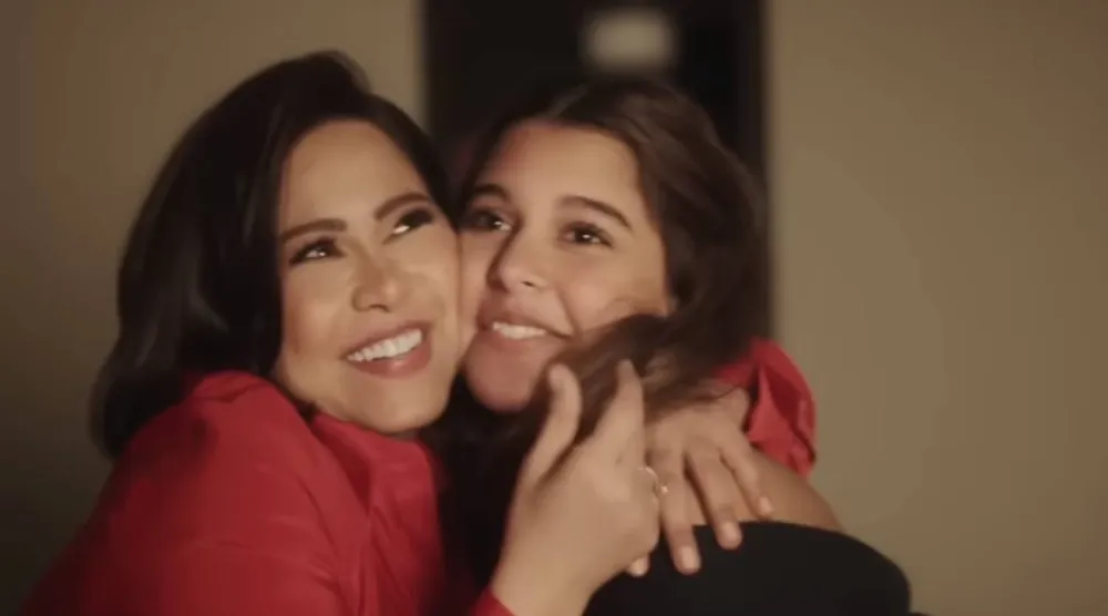 شيرين عبد الوهاب وابنتها في إعلان شركة الاتصالات (يوتيوب)