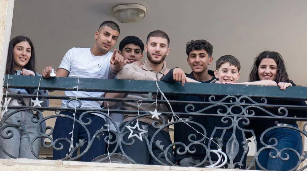 مجموعة من الشباب أثناء إلقاء أكياس معبأة بالمياه من شرفة منزلهم (فيديو متداول للواقعة)