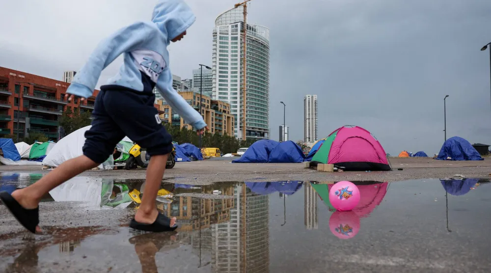 معاناة النازحين إلى بيروت وسط العواصف والطقس الماطر (رويترز)