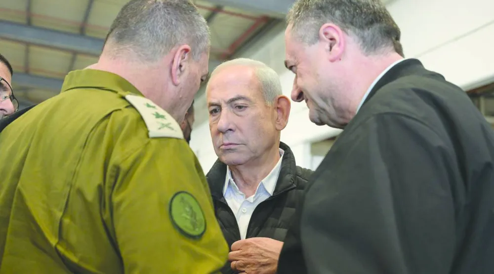 رئيس الحكومة الإسرائيلية بنيامين نتنياهو يتحدث مع وزير الدفاع يسرائيل كاتس ورئيس الأركان إيال زامير في 3 مارس 2026 (د.ب.أ)