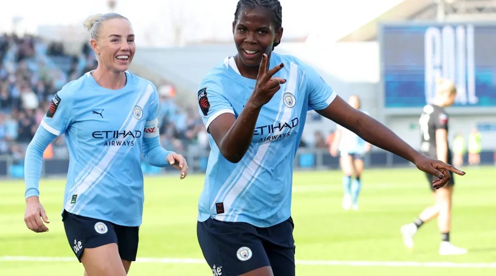 خديجة شو تحتفل بالـ«هاتريك» (رويترز)