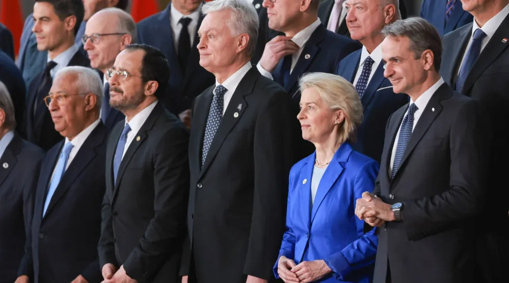 صورة جماعية للقادة المشاركين في القمة الأوروبية ببروكسل... يوم 19 مارس الحالي (إ.ب.أ)