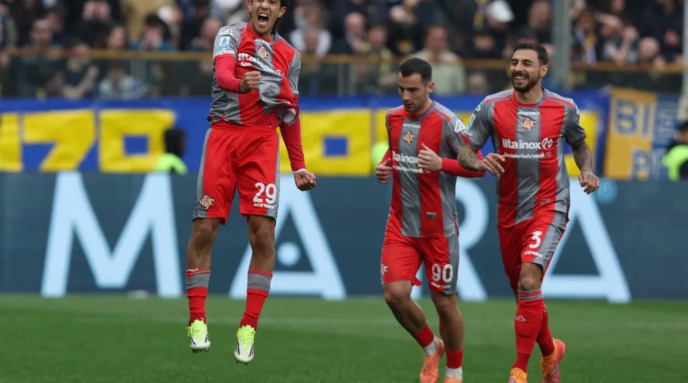 المغربي يوسف مالح «يسار» يحتفل بهدفه في مرمى بارما (د.ب.أ)