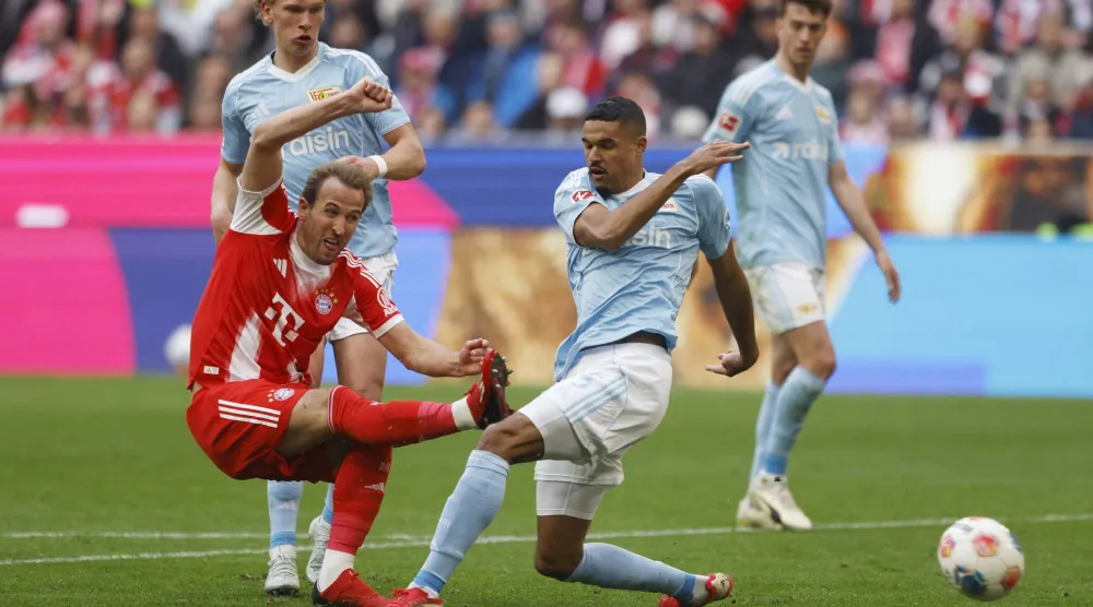 هاري كين لحظة تسجيله الهدف الثالث لبايرن في مرمى أونيون (رويترز)